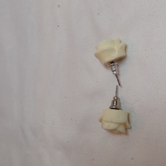 Ivory Rose Bud Post‎ Earrings Vintage - Picture 2 of 4